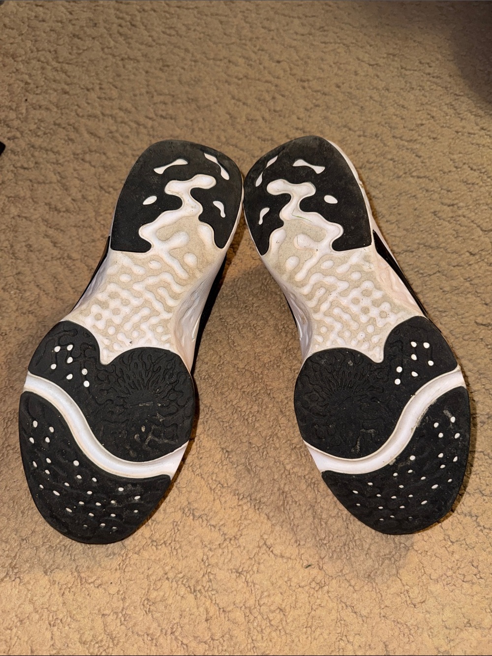 Nike Black and White Women’s Sneakers - Picture 5 of 7